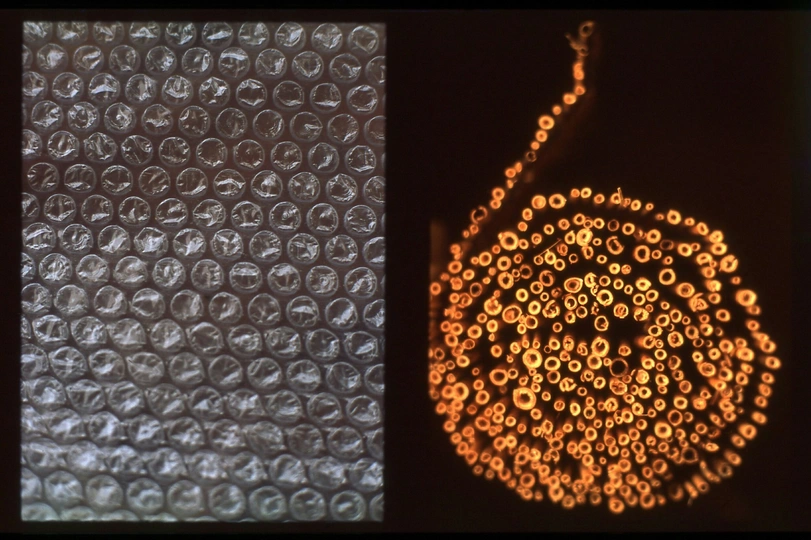 由一盏灯和窗台上的花形成的图案