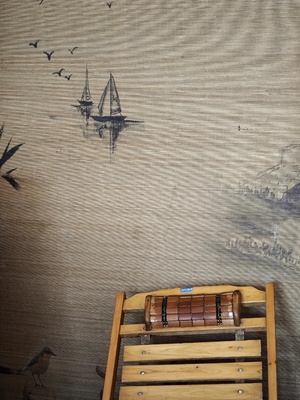 一个带有木 bench 和船在水上和墙上的鸟的房间