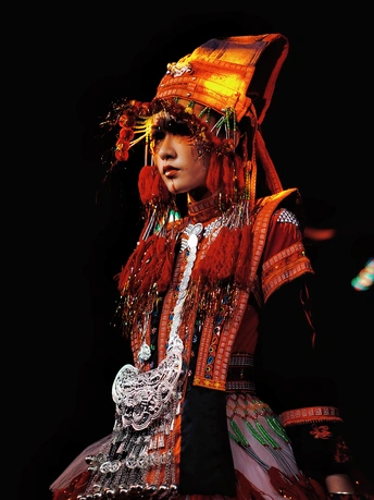 穿着传统服装的年轻女子