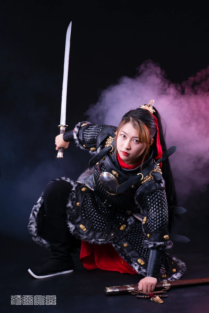 穿甲胄的小姐姐