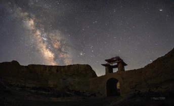 夜空中的长城废墟上繁星闪烁