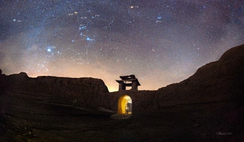 在山间度过一个夜晚 星空璀璨。