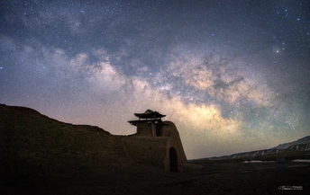 在智利的阿塔卡马沙漠 星空璀璨 银河在天空中闪烁。