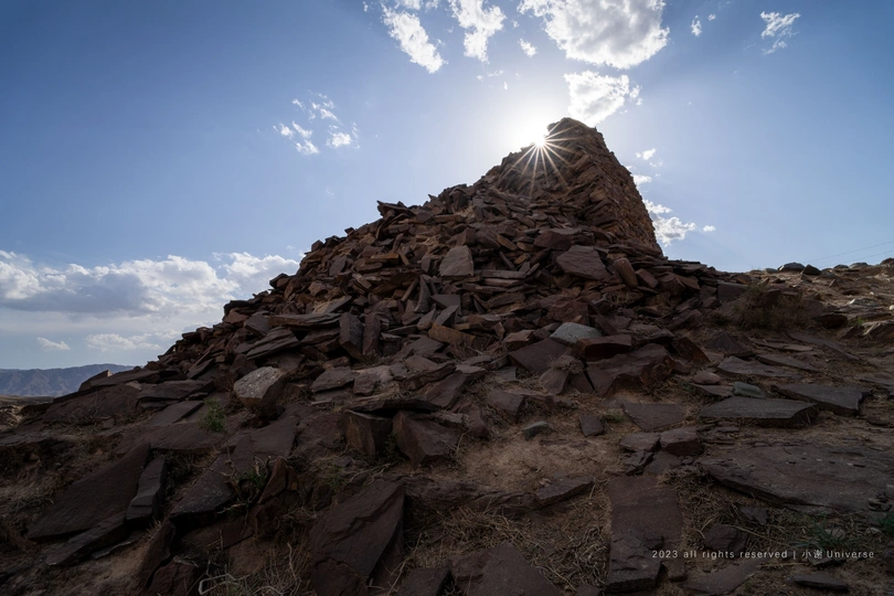 太阳从山顶露出