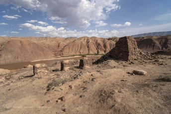 沙漠中有河流和山脉的景观