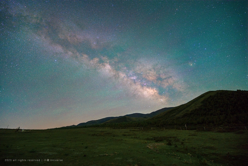 山顶和山丘上的星空