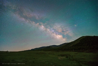 山顶和山丘上的星空