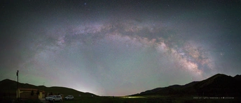 夜晚的山上星空