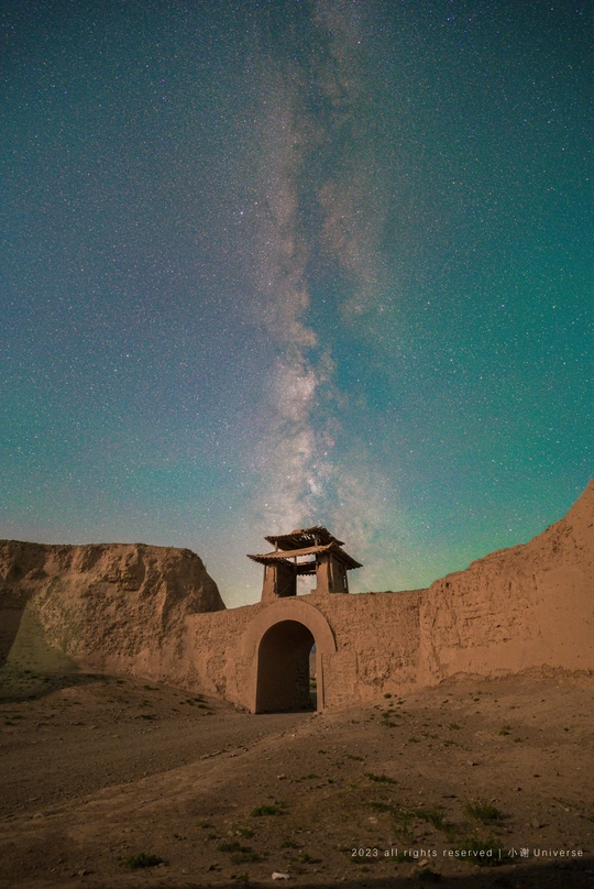 在沙漠中的沙漠建筑在夜晚 天空中星星闪烁。