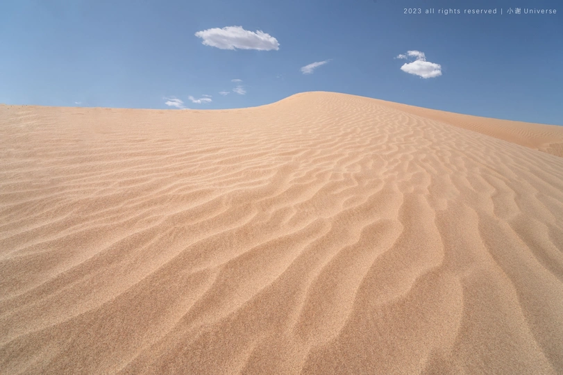 沙漠中的沙丘 蓝天白云