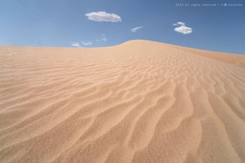 沙漠中的沙丘 蓝天白云