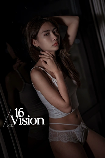 一位年轻女子站在门口摆姿势