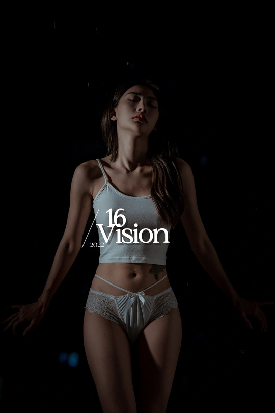 一位年轻女子站在黑暗中