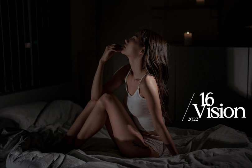 一个年轻女子坐在黑暗的夜晚的床上