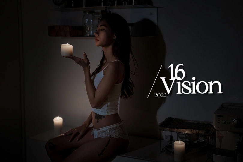 一个坐在黑暗中 手持点燃蜡烛的女人