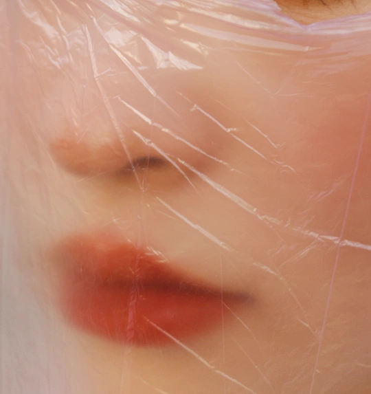 一个红唇的女人被一个塑料袋盖住