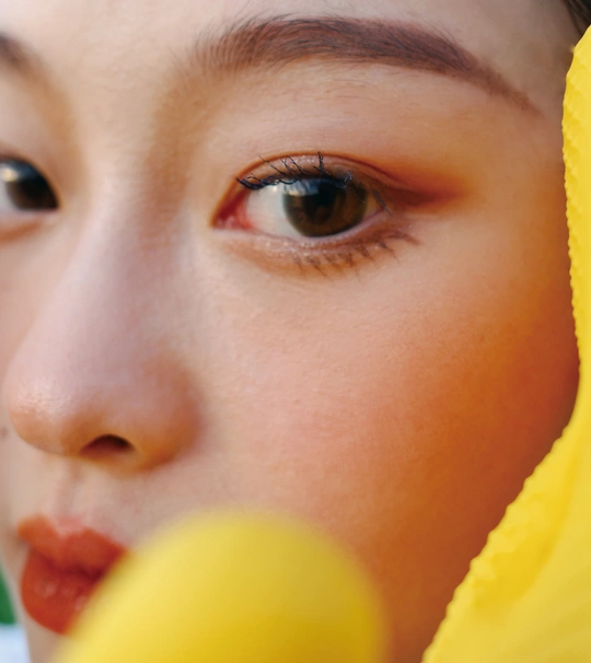 一个穿着黄色夹克、脸上挂着黄色的年轻女子