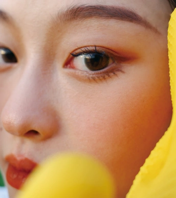 一个穿着黄色夹克、脸上挂着黄色的年轻女子