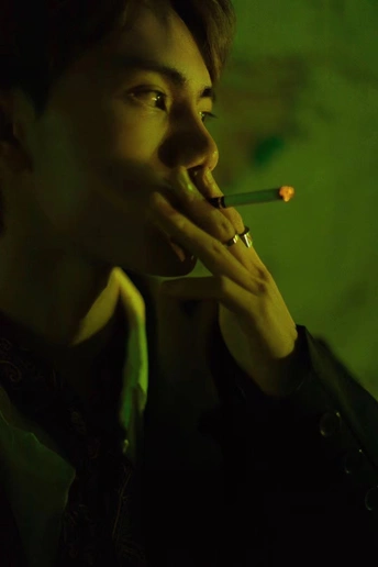 一个年轻人在绿色房间里抽烟