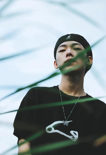 站在模糊背景前的年轻人