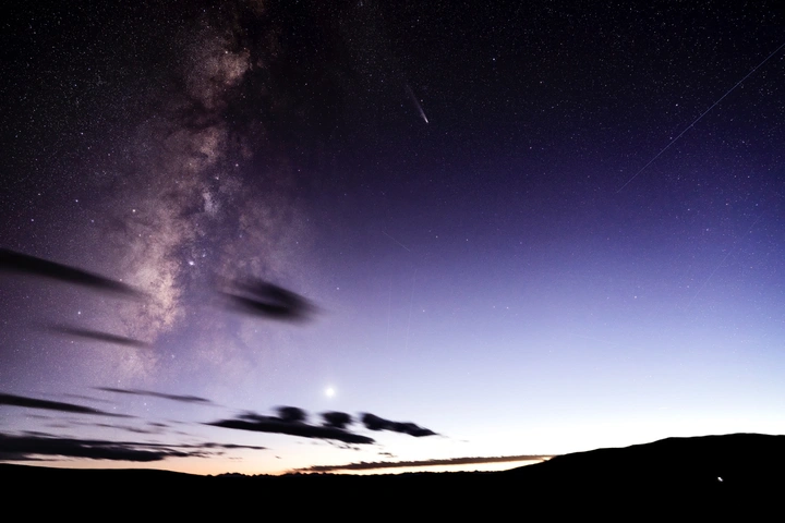 秋季银河与紫金山阿特拉斯彗星的