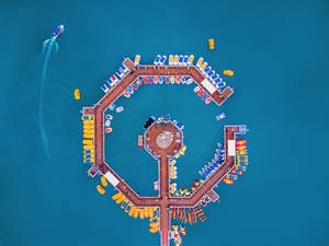 水上的一艘船的 aerial view