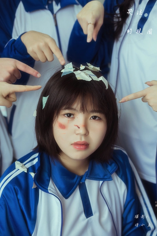 一个小女孩穿着校服 手指着