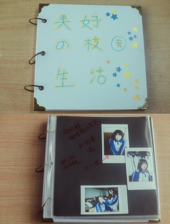 一张桌子上的书的照片