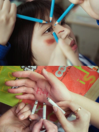 戴眼镜的女人面前有一支蓝色的铅笔 她的脸上画着一只香烟。