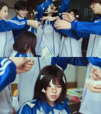 一群穿着蓝色制服的年轻人