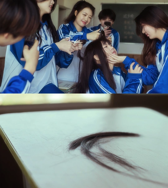 蓝制服的年轻女子在教室里梳理头发