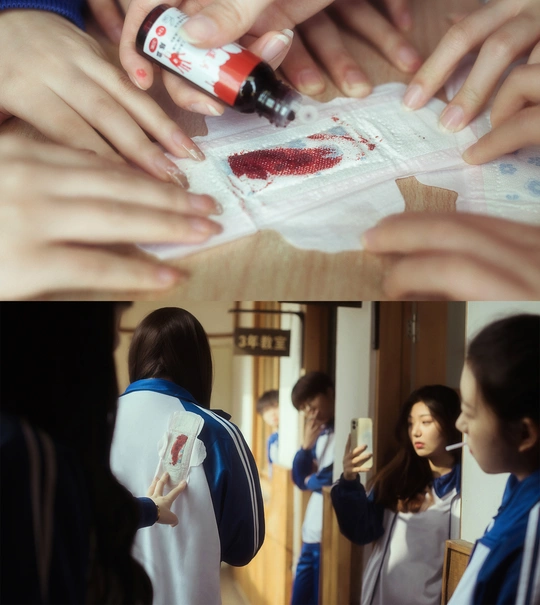 一个穿校服的人手上沾有血