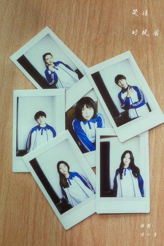 木制桌子顶部摆满了电视角色的照片。