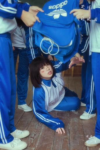 一些穿着蓝色制服的小女孩和小男孩在地板上