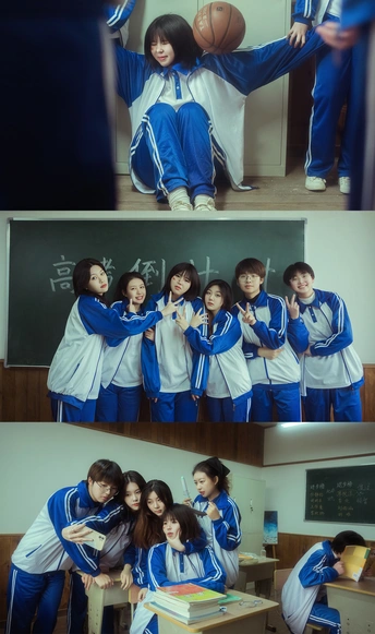 穿着蓝色制服的年轻女孩在教室里的照片