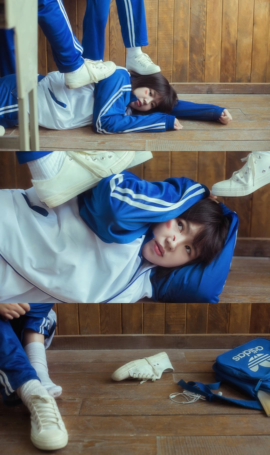 蓝色小女孩躺在一些楼梯上 而一个小男孩躺在地板上。