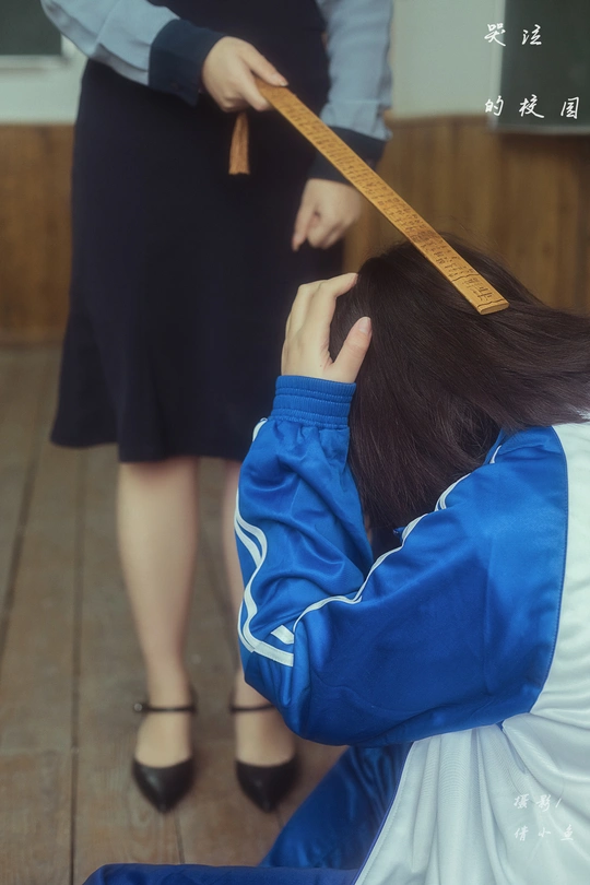 一位穿着蓝色裙子的年轻女孩站在地板上 举着棍子顶在头上