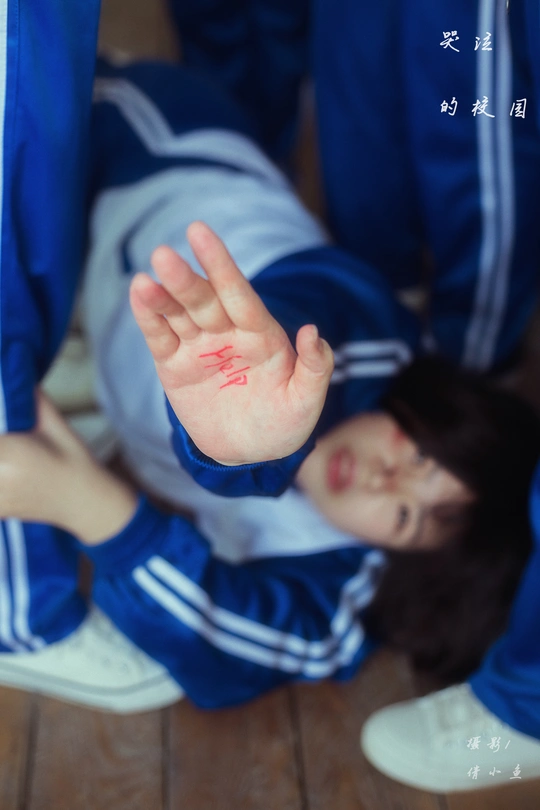 一个女孩和一个男孩双手举在地面上