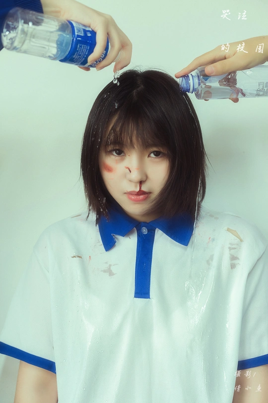 一位穿着白色连衣裙 蓝色头发的年轻女子 头戴一瓶水。