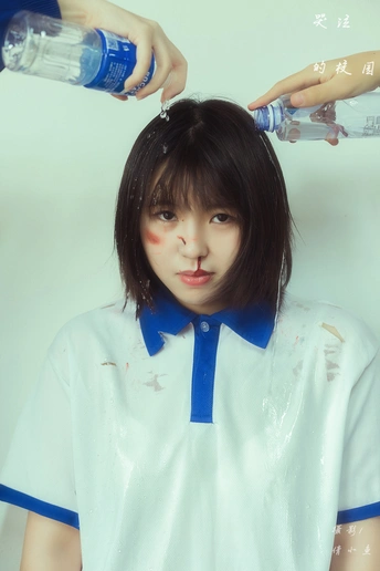 一位穿着白色连衣裙 蓝色头发的年轻女子 头戴一瓶水。