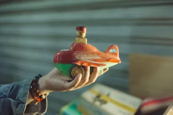 一个男孩手里拿着一个玩具车