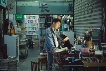 一个站在桌子旁边的男人