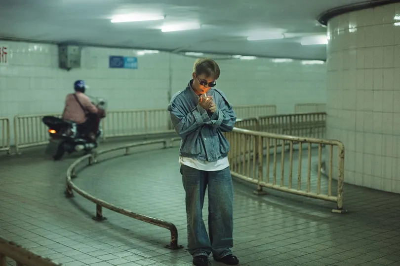 一个人站在地铁站打电话