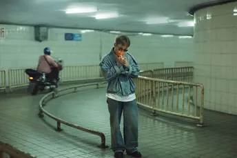 一个人站在地铁站打电话