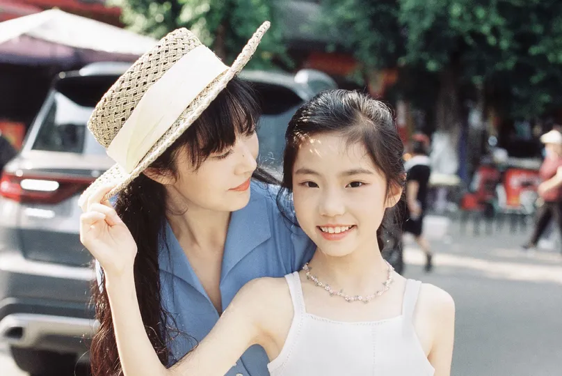 一些年轻女性站在街上戴着帽子