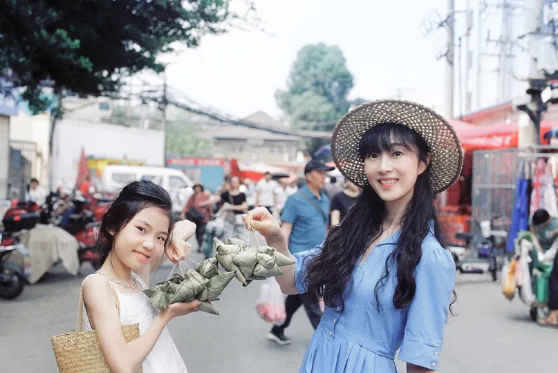 一些年轻女性手牵手走下街道