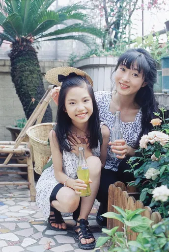 两位年轻女士在一个花园里喝饮料