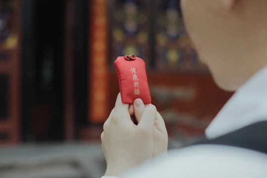 一个人手里拿一部红色的电话
