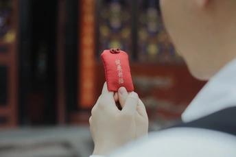 一个人手里拿一部红色的电话