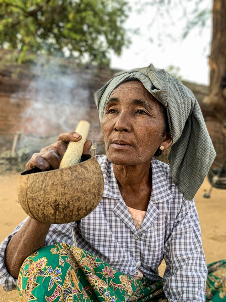 蒲甘妇女烟民